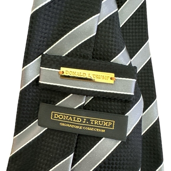 Donald J Trump Signature Collection Black and Gray Striped 100% Silk Tie - Picture 3 of 7